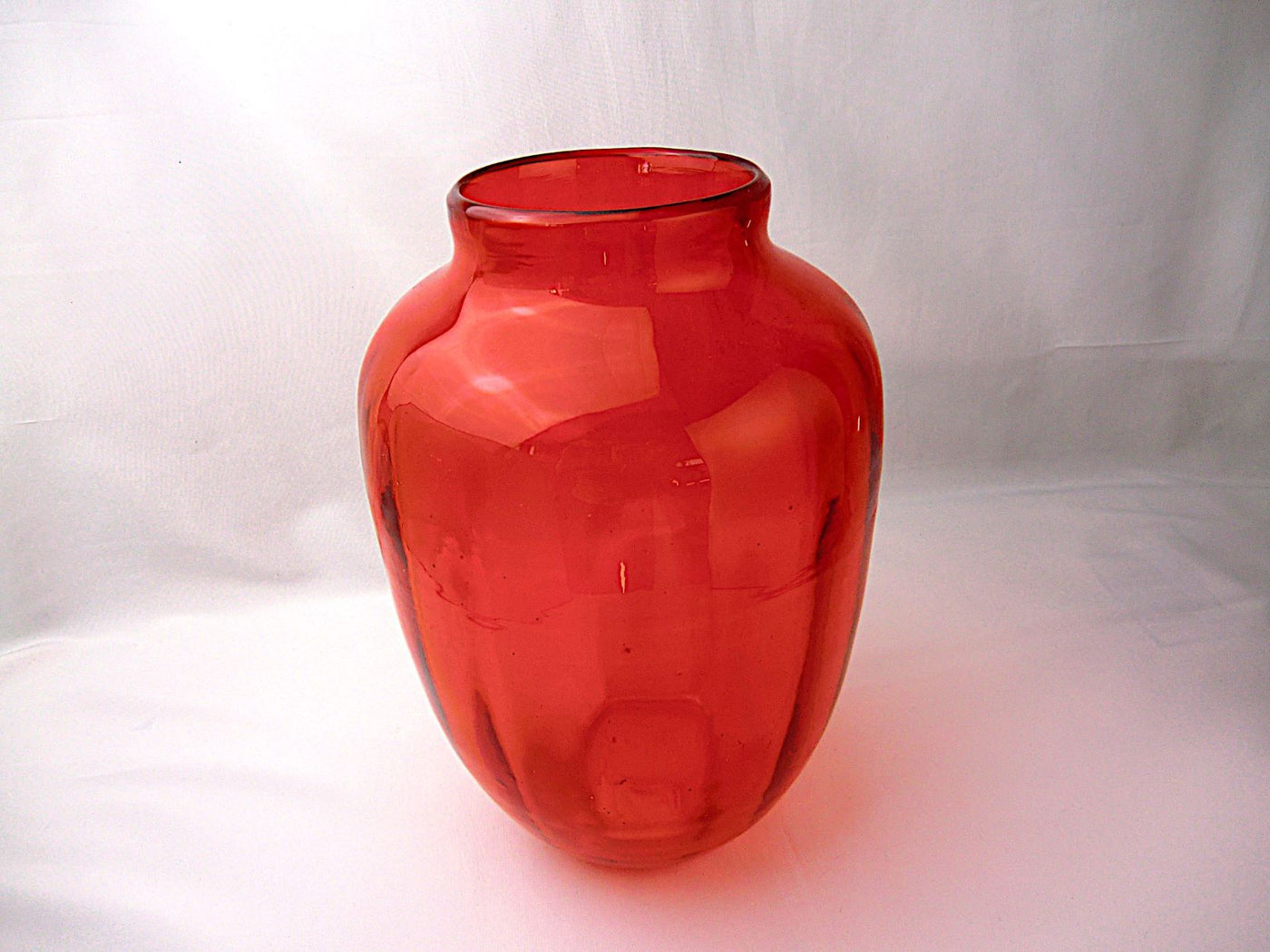 吹きガラス フラワーベース 発色が難しい木苺のような真っ赤な花瓶は 