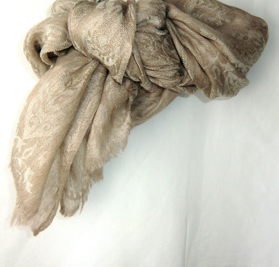 カシミール地方原産の「繊維の宝石」カシミヤのショール。防寒用はもちろん冷房対策としてオールシーズンお使い頂ける薄手タイプ。カラー：ペイズリー　サイズ/重さ：70x195cm/75g