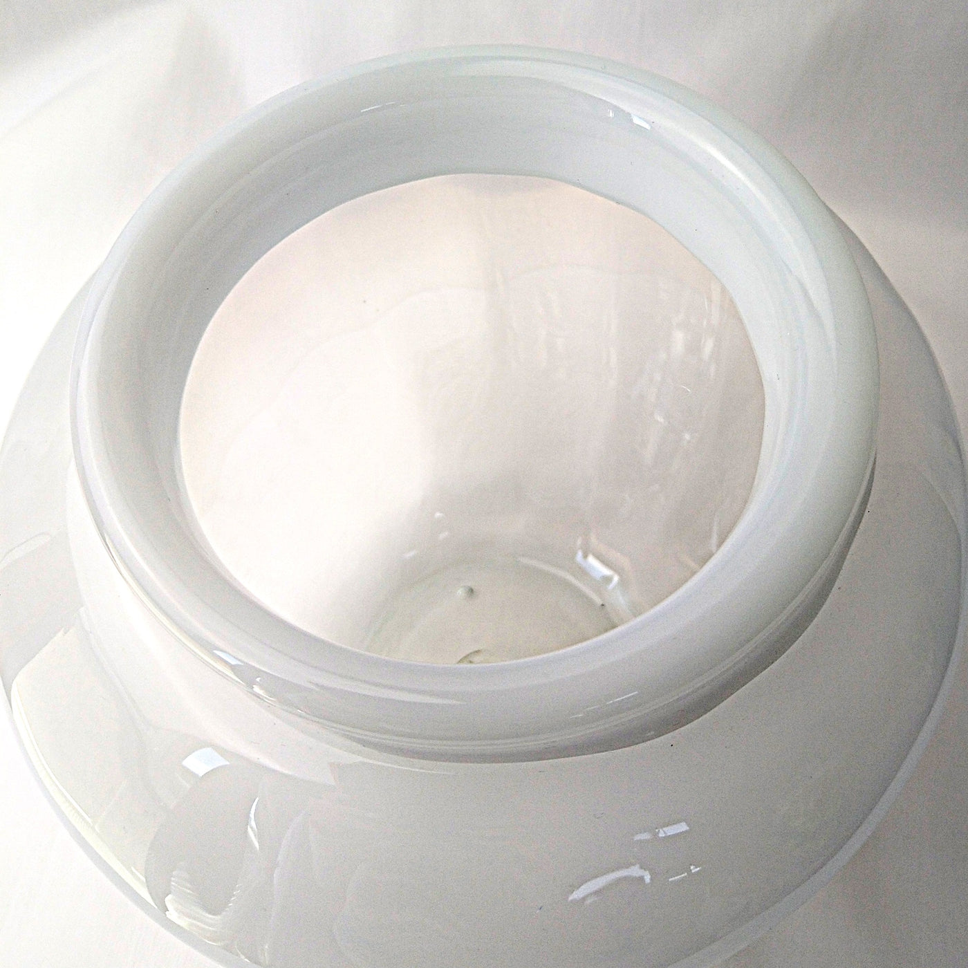 吹きガラス　フラワーベース　　幻想的な乳白色のグラデーションの花器。色々な用途で楽しめそう