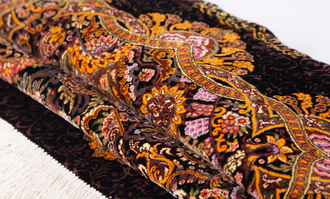 NEW クム産シルクの絨毯最高峰ボランディアン工房作品。上質な黒と黄金色をベースに優美な花々の意匠が美しい特別な一品。サイズ：60 x 90cm