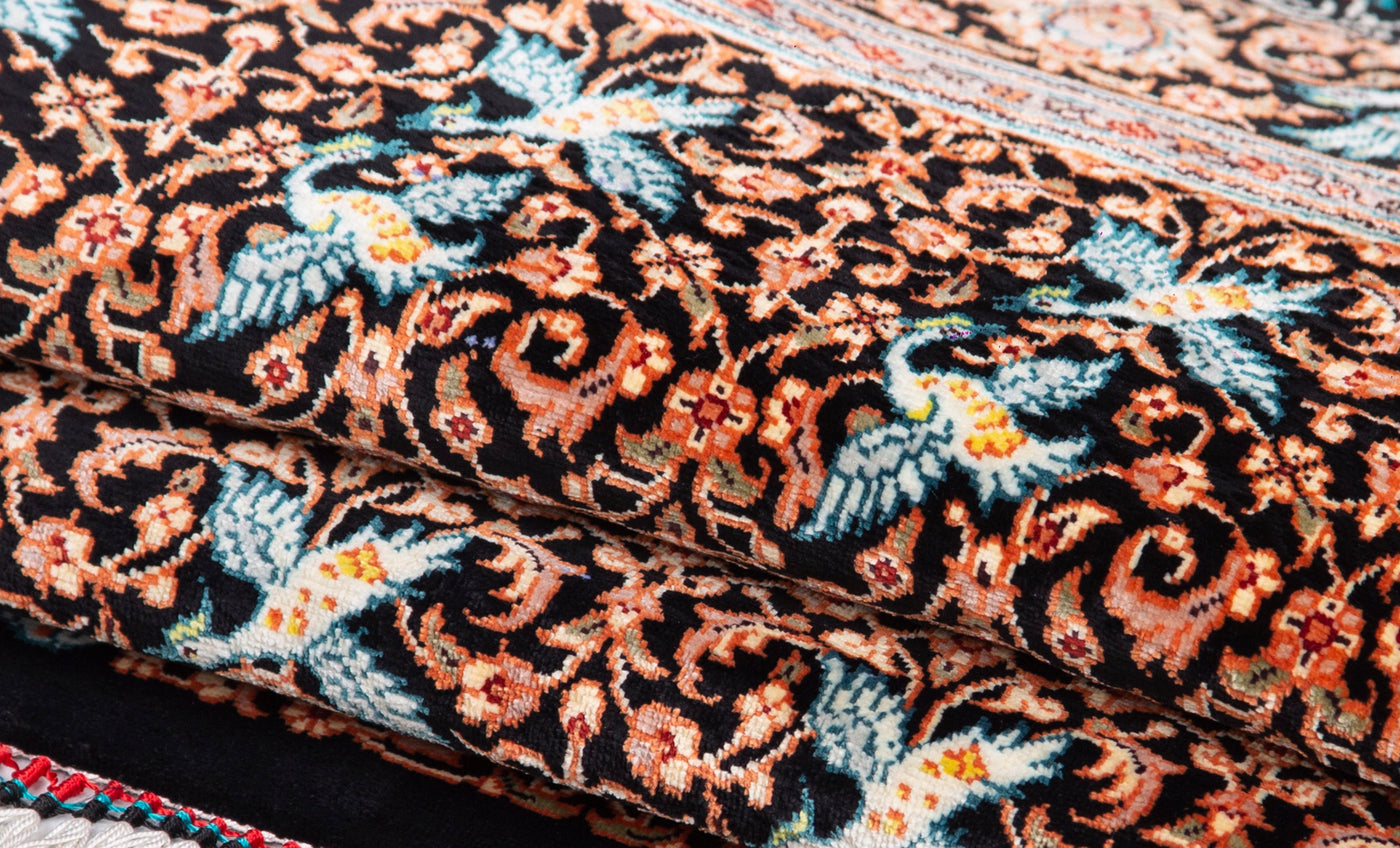 NEW 可愛らしい青い鳥の意匠のクム産シルク絨毯。吉報を運ぶ鳥は吉祥紋として人気のモチーフ。カラギニア工房作品。サイズ：61 x 85cm