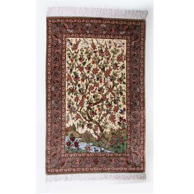 NEW クム産シルク絨毯最高峰ボランディアン工房による生命の樹。多くの花と実をつける樹木と吉報を運ぶ鳥の吉祥模様。世界中に多くのコレクターをもつボランディアンの逸品。サイズ：103 x 160cm