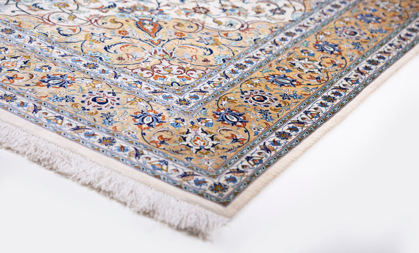 NEW 厳かなメダリオンのクム産シルク絨毯。織工ハグハニによる作品。再生、不死、豊穣の象徴とされる蓮の花がモチーフ。サイズ：132 x 202cm