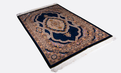 NEW シックなミッドナイトブルーに西洋花が美しいモハレリ工房作クム産シルクの絨毯。緻密な技法と莫大な制作時間を要した秀作。サイズ：128 x 205cm