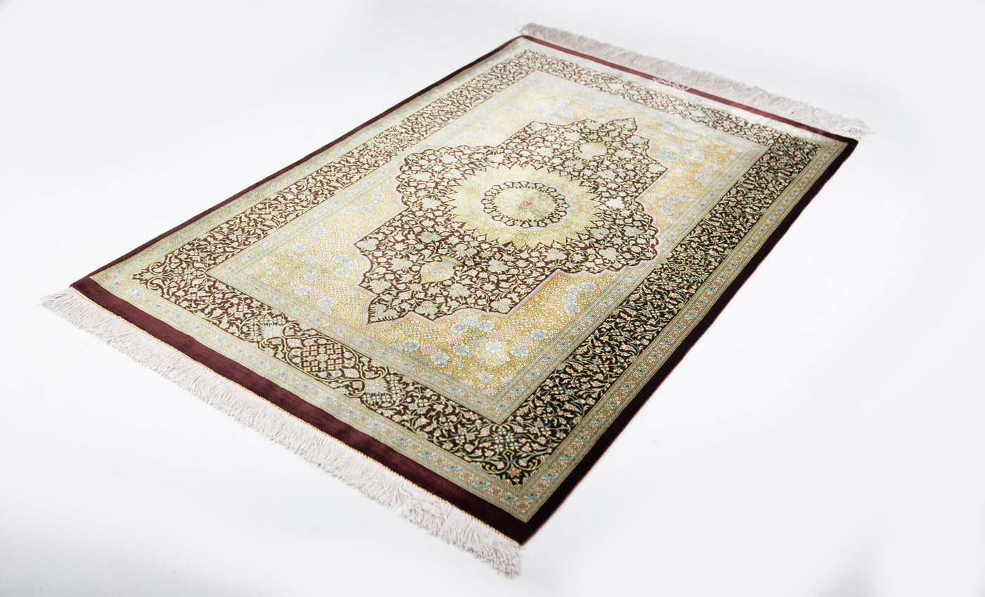 NEW タヘリ工房によるアースカラーが上品なクム産シルク絨毯。中央のメダリオンを囲んだカルトウーシュ(装飾)が印象的。サイズ：80 x 128cm