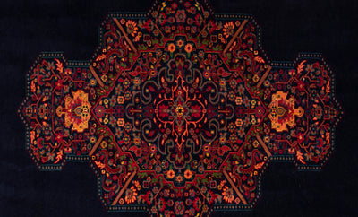 OLD 深いインディゴにマダーレッドがアクセントのグチャン産絨毯。インパクトある色合いと独特なデザインが海外でも人気の高い品。サイズ：139 x 188cm