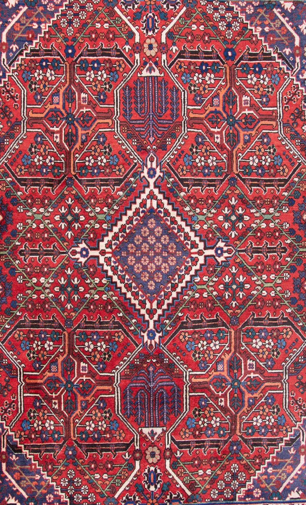 OLD ダイヤ型メダリオンと幾何学模様の存在感あるメイメ産絨毯。バーガンディのフィールドに小花をあしらった菱形パターンが反復する独特なデザイン。サイズ：108 x 160m