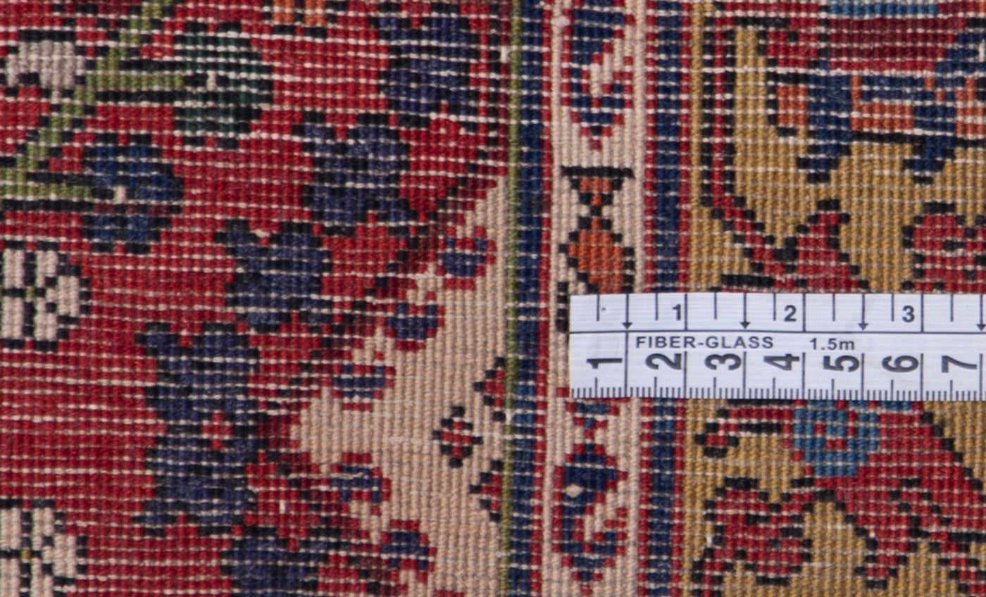 OLD ダイヤ型メダリオンと幾何学模様の存在感あるメイメ産絨毯。バーガンディのフィールドに小花をあしらった菱形パターンが反復する独特なデザイン。サイズ：108 x 160m