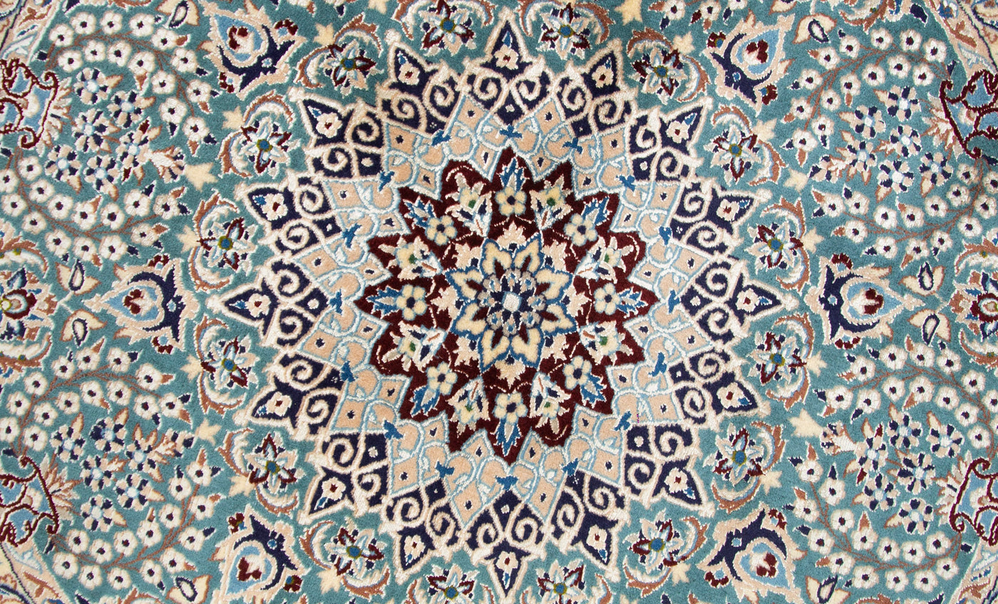 OLD 豊かさを象徴する花瓶文様と豊穣のシンボルの蓮の花のエスファハーン産絨毯。グリーンターコイズのフィールドが爽やか。サイズ：φ146cm