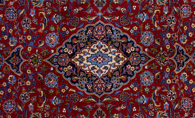 OLD ダイヤ型メダリオンに深紅と濃紺の豊かな色彩のカシャーン産絨毯。弾力のあるコルクウールが使われた肌触りの良いヴィンテージ絨毯。サイズ：144 x 211cm