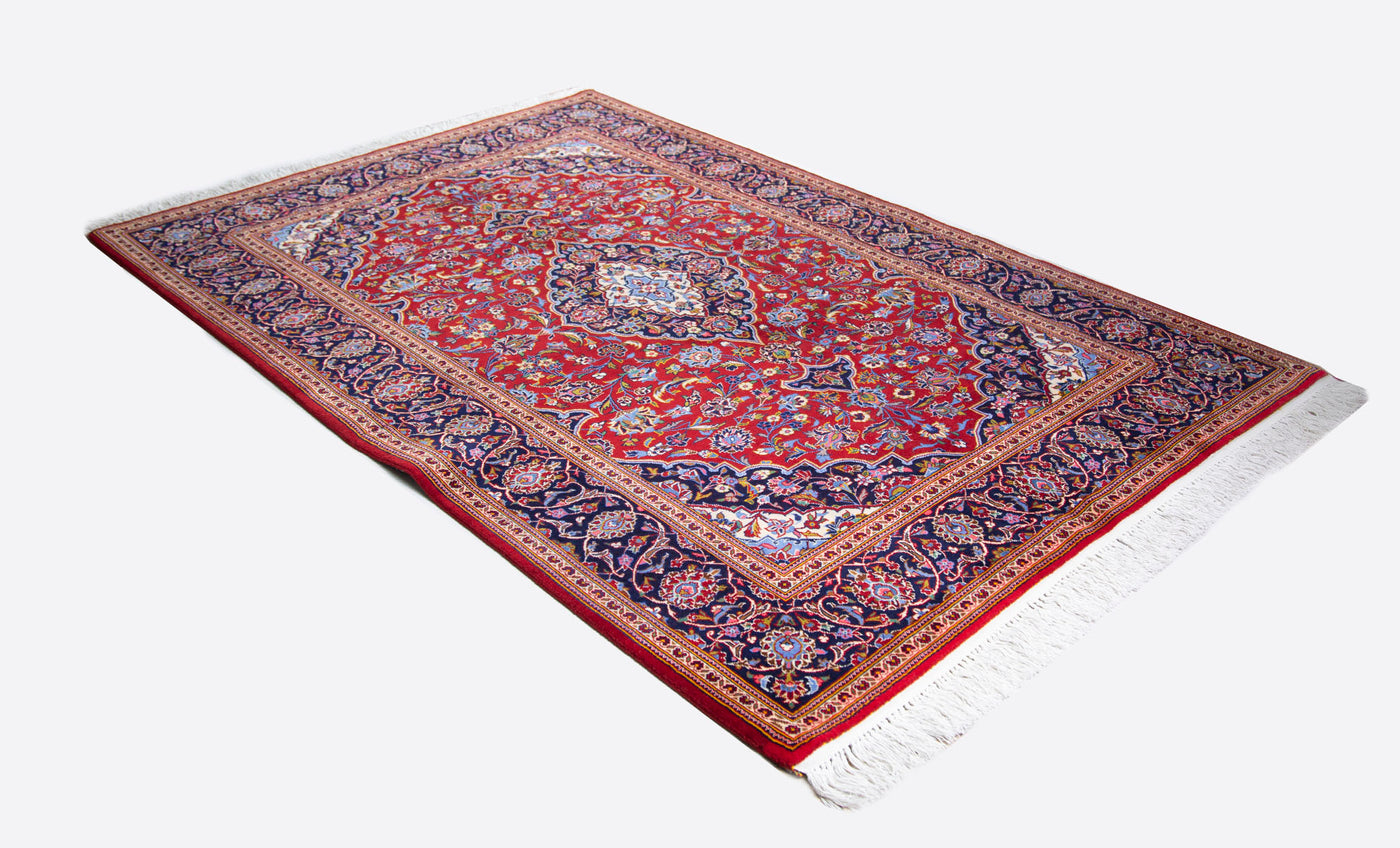 OLD ダイヤ型メダリオンに深紅と濃紺の豊かな色彩のカシャーン産絨毯。弾力のあるコルクウールが使われた肌触りの良いヴィンテージ絨毯。サイズ：144 x 211cm