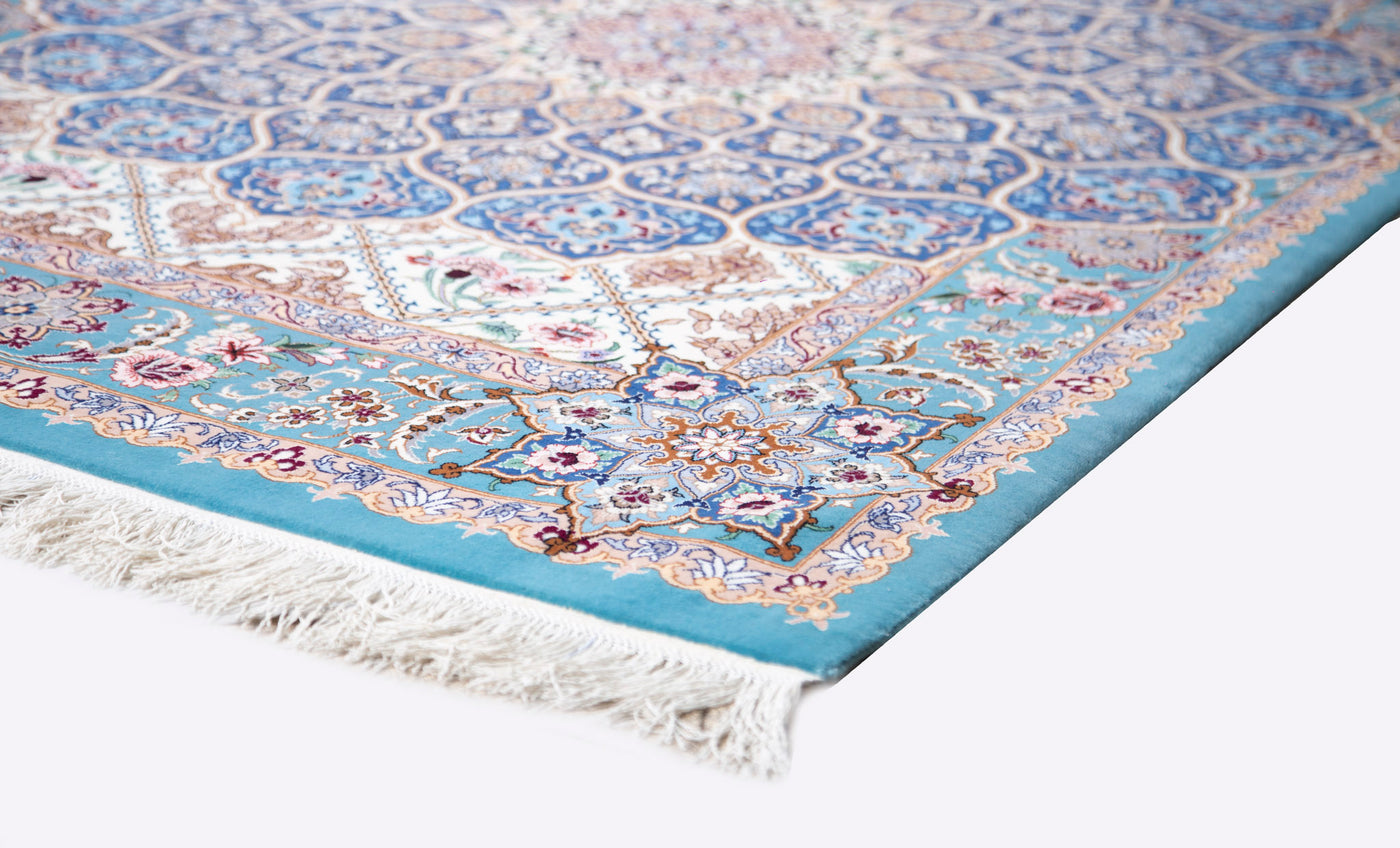 NEW 青の濃淡が瑞々しい煌びやかなドーム文様のエスファハーン産絨毯。人気のダヴァリ工房による名品。光沢のあるソフトウール使用。サイズ：135 x 206cm