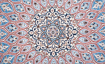 NEWモスクの天井を下から見上げたデザインのドーム文様のナイン産絨毯。花火のように放射状に広がるブルーのグラデーションが艶やか。サイズ：97 x 154cm