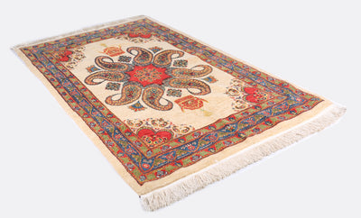 OLD 植物顔料の羊毛で織られたサナンダジュ産絨毯。ペルシャに起源をもつペイズリー柄と王冠がユニークなデザイン。サイズ：90 x 152cm