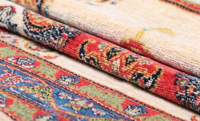 OLD 植物顔料の羊毛で織られたサナンダジュ産絨毯。ペルシャに起源をもつペイズリー柄と王冠がユニークなデザイン。サイズ：90 x 152cm